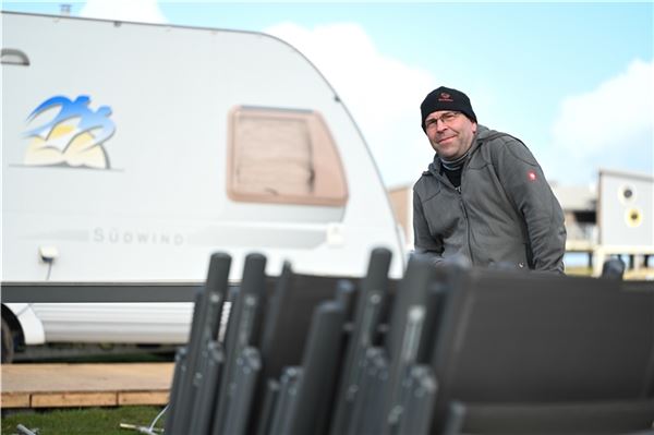  Dauercamper Frank Hengesbach aus dem Sauerland vor seinen Wohnwagen. Er kommt seit 45 Jahren zu Campen an die Nordsee. Die Vorfreude steigt, denn heute öffnet der Campingplatz am Nordseestrand wieder.