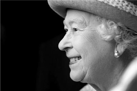  Die britische Königin Elizabeth II. lächelt während ihres Besuchs im Rathaus von King’s Lynn.