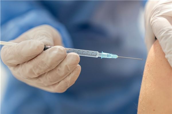  Eine medizinische Fachangestellte setzt in einem Impfzentrum die Kanüle zur Impfung an. 
