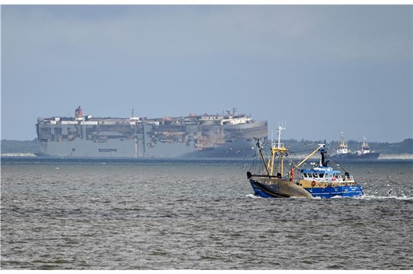 03.08.2023, Niederlande, Eemshaven: Der Autofrachter »Fremantle Highway« (Hinter...