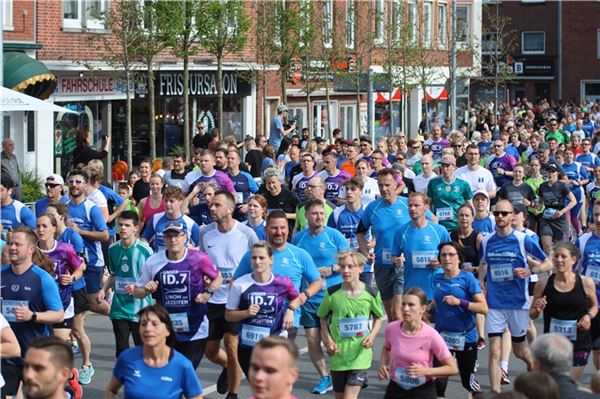 3400 Läuferinnen und Läufer starteten am Samstag zum Majteslauf in Emden.