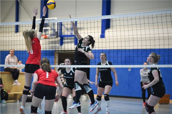 Norderinnen hauen die Gegner weg Abgeschmettert. Die NTV-Volleyballerinnen (im Angrif) fertigten Holtland und Wittmund ab.