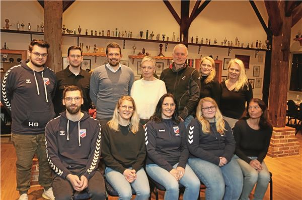 „Marienhafer haben keinen Bock auf Spielgemeinschaften Aktivposten der großen TuRa-Handballsparte. Das Foto zeigt (oben, v. l.) Hauke Arends, Luca Zuther, Tido Poppinga, Ute Stüben, Helmut Kramer, Maike Janssen, Birgit Kruse, (unten, v. l.) Leon Neumann, Stefanie Janssen, Mine Neumann, Kira Lengert und Heide Meier. Fotos: Theo Gerken