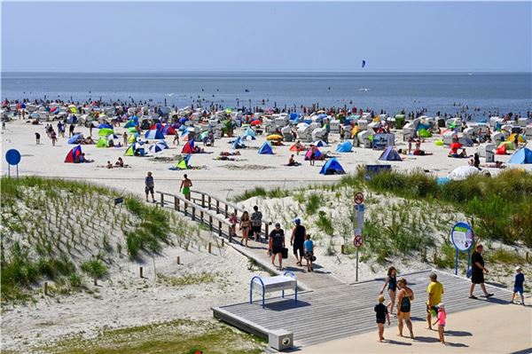 Am Donnerstag beginnen in NRW die Sommerferien. Dann dürfte ein voller Strand zum gewohnten Bild in Norddeich, aber auch entlang der gesamten Nordseeküste werden. Foto: Ute Bruns