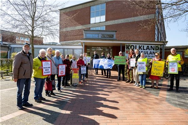 Anwohner protestieren vor Ausschusssitzung Anwohner des Wäldchens an der Kolklandstraße haben sich zur einer Interessengemeinschaft zusammengetan. Sie demonstrierten am Montag vor der Ausschusssitzung gegen das umstrittene Wohnungsbauprojekt.