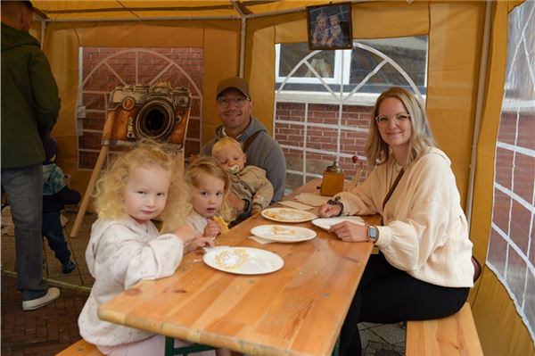 Auch ein Familienfest: Hier essen groß und klein im regensicheren Zelt.