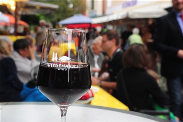 Norden: Bald gibt es wieder Musik und Wein auf dem Torfmarkt Auch im vergangenen Jahr trafen sich viele auf ein Glas Wein am Norder Torfmarkt.Foto: Brennecke