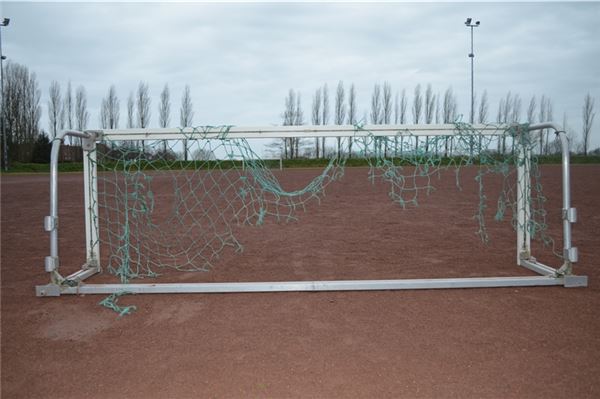 Widerstand gegen Sportplatz-Pläne in Upgant-Schott Auf dem Gelände des alten Sportplatzes in Upgant-Schott sollen Wohnungen entstehen. Anwohner fürchten, dass bei den Bauarbeiten ihre Straße beschädigt werden könnte.