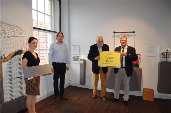 Bei der Auszeichnung für das Ostfriesische Teemuseum: Mirjana Ćulibrk (v. l.), David Gronewold, Dr. h.c. Peter Harry Carstensen und Bürgermeister Heiko Schmelzle.
