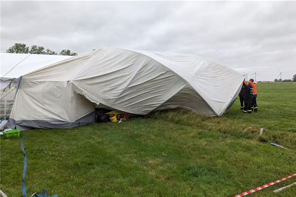 Bei zunehmendem Wind wird es auch für die Fachleute der Feuerwehr schwer, die Zelte in Hage zu sichern.