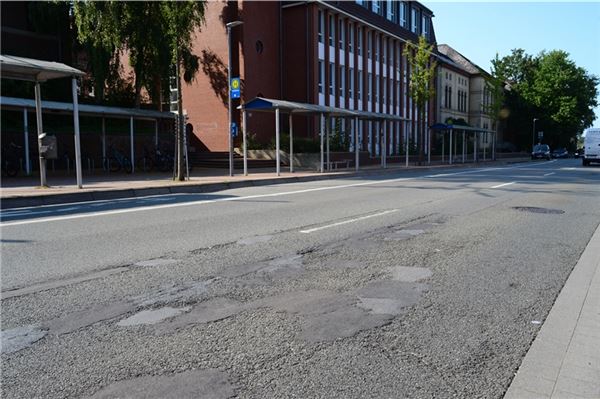 Besonders marode: Die Norder SPD bemängelt vor allem den schlechten Zustand vorm Ulrichsgymnasium (im Bild) bis zum Ortsausgang an der Gewerbestraße in Richtung Norddeich.