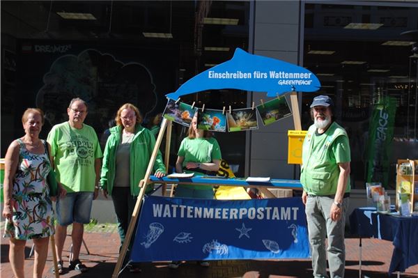 Unterschriften für das Wattenmeer Bettina (l.) und Heiko Geil (r.) mit den drei Ehrenamtlichen von Greenpeace..Foto: Verena Pfaff