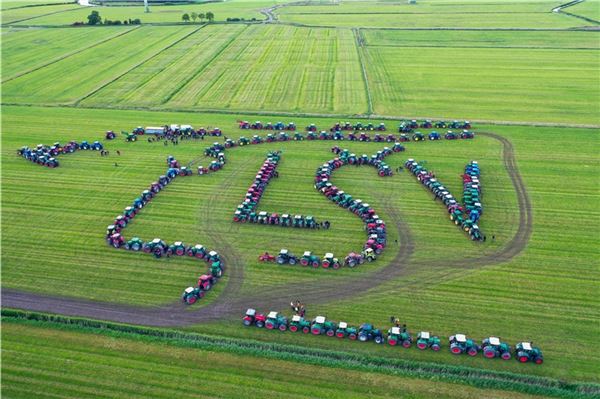 Landwirte demonstrieren mit ihren Traktoren