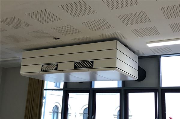 Corona ist vorbei - und jetzt kommen die Filter in den Schulen So sehen die neuen raumlufttechnischen Anlagen im Ulrichsgymnasium aus. Sie sollen für reine Luft im Klassenzimmer sorgen. Foto: Joelena Weiß