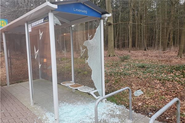Randalierer zerstören Bushaltestellen Randalierer zerstören Bushaltestellen