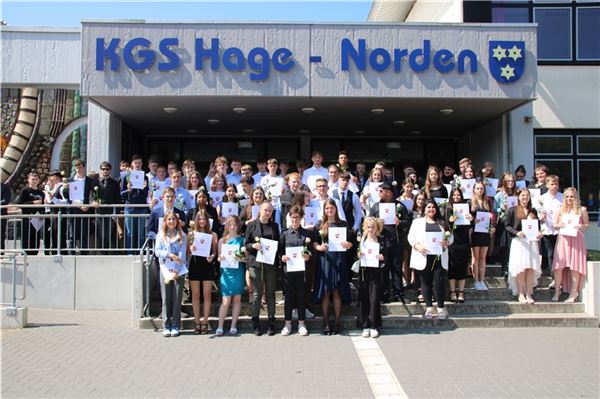 Fast einhundert Schüler feiern Abschied an der KGS Hage-Norden
