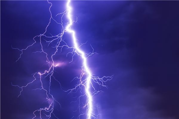 Ein Riesen-Blitz schlägt ins Sporthaus ein Ein Riesen-Blitz schlägt ins Sporthaus ein