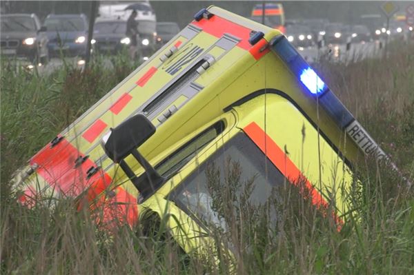 Auto und Rettungswagen kollidieren bei Loppersum: Mehrere Verletzte Auto und Rettungswagen kollidieren bei Loppersum: Mehrere Verletzte