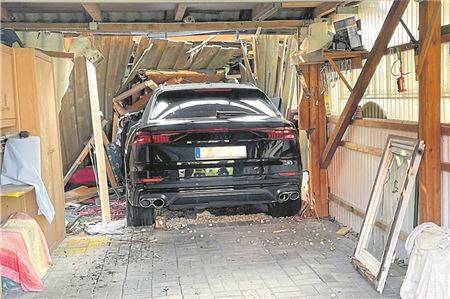Unfallfahrer von Trümmern eingeschlossen