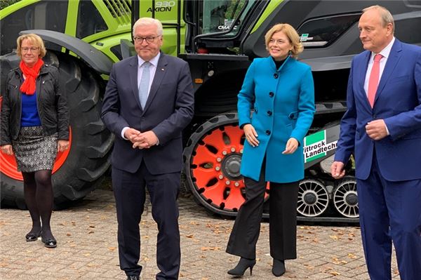 Bundespräsident nimmt Erntekrone in Empfang Bundespräsident Frank-Walter Steinmeier ( 2.v. l.) in Victorbur. Weitere Gäste bei der Übergabe der Erntekrone waren (v.l.) die niedersächsische Agrarministerin Barbara Otte-Kinast, Bundeslandwirtschaftsministerin Julia Klöckner und der Präsident des Deutschen Bauernverbandes, Joachim Rukwied.