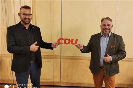 CDU-Kreisvorsitzender Sven Behrens (l) unterstützt die Bewerbung von Dr. Joachim Kleen als CDU-Bundestagskandidat.