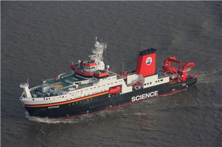 Das Forschungsschiff „Sonne“ war die vergangenen Wochen südlich der Azoren unterwegs. Forscher untersuchten, wie Plastikmüll von den Küsten ins Meer und in die Tiefsee gelangt. 
