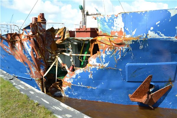 Frachtschiff kollidiert mit Offshore-Anlage Das Loch an der Steuerbordseite des Vorschiffs ist etwa so groß wie ein Scheunentor.