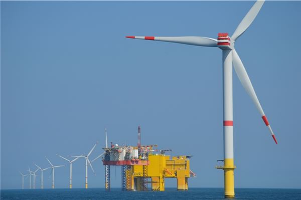 Das Offshore-Feld in der Nordsee erstmals hautnah erlebt Das Offshore-Feld hautnah: Die Reederei Frisia nutzt ihren Katamaran für eine außergewöhnliche Fahrt.