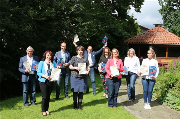 KVHS startet wieder durch Das Team der Kreisvolkshochschule stellt die neuen Programmhefte für Aurich und Norden vor.