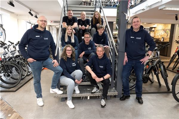 50 Jahre Zweirad Brust – Nachfolge geregelt Das Team von Zweirad Brust in Hage: Sven Seele (links),: Timo Jibben, Annica Striek und Annalena Dirks (oben, v. l.),. Mascha Kragert, Jochem Brust und Marvin Schoolmann (Mitte, v. l.), Inka Seele und Ralf Brust (unten, v. l.) sowie Thomas Pool (rechts).