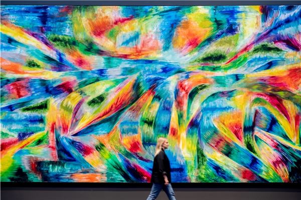 Groß, größer, Kunsthalle! Das Werk „Beyond the void“ vom Künstler Jan Pleitner hängt in der Kunsthalle Emden. In einer Ausstellung unter dem Titel „Jenseits der Leere“ sind bis zum 17. September 2023 mehrere Gemälde des in Ostfriesland lebenden Künstlers zu sehen.Foto: Hauke-Christian Dittrich/dpa