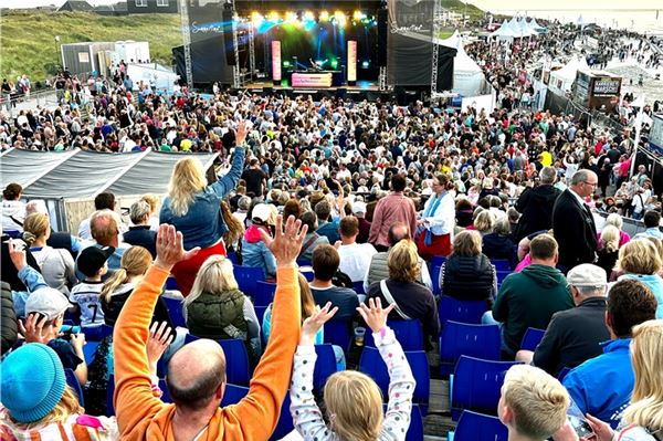 Surprise Party auf Norderney sorgt für Sommergefühle Das Wetter spielt mit, das Publikum sowieso. Foto: noun