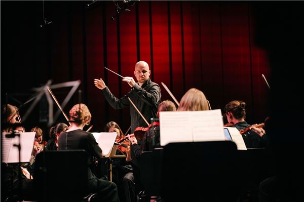 Das „ensemble geräuschkulisse“ spielt gemeinsam mit dem renommierten Geiger Daniel Sepec. Foto: Nera Lakuntza