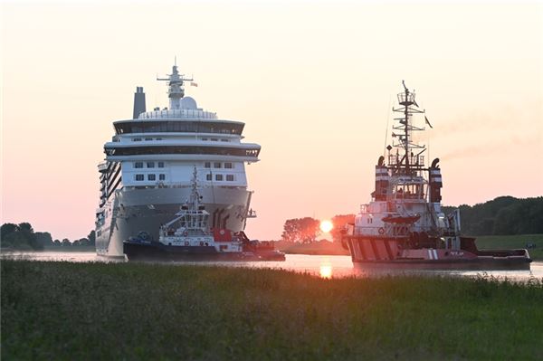 Das neue Kreuzfahrtschiff "Silver Nova" hat bei Sonnenaufgang die Meyer-Werft verlassen und ist auf der Ems unterwegs.