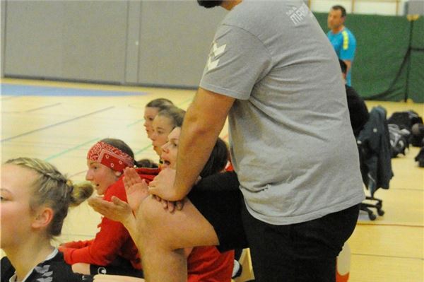 TuRa-Trainer Tobias Ihben hört schweren Herzens auf Das wird nicht einfach. Am Sonnabend ist Tobias Ihben letztmals als Trainer für die Handballerinnen von TuRa im Einsatz. Gegen Esens muss ein Sieg zum Klassenerhalt her. Foto: Hinrich Saathoff