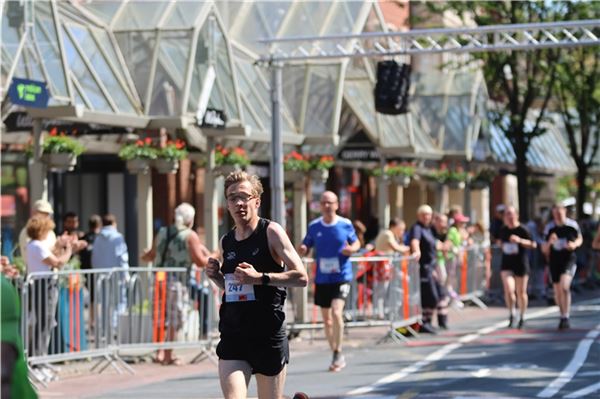 Felix Ebel erzielt beim Emder Matjeslauf einen neuen Streckenrekord David Valentin von Marathon Hamburg siegt beim Zehn-Kilometer-Lauf