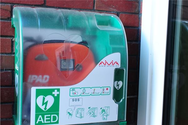 Defibrillatoren gibt es in vielen Arztpraxen oder in Betrieben, eine Aufstellung, wo sich die lebensrettenden Geräte befinden, bisher jedoch nicht. 