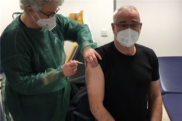 Der 100. Impfling der UEK in Aurich: Oberarzt Dr. Hannes Hoffmann wird vom mobilen Impfteam des Landkreises Aurich die erste Dosis verabreicht.