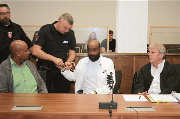 Der 44-Jährige im Gerichtsaal: Ihm werden die Handschellen abgenommen.Foto: Martina Ricken