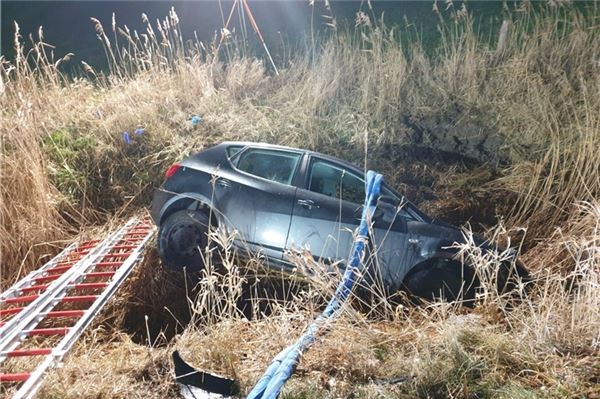 30-Jähriger bei Verkehrsunfall schwer verletzt Der Fahrer des Wagens kam von er Straße ab und geriet in einen Graben.