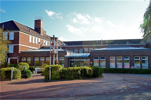 Der Klinikverbund im Landkreis Aurich schränkt den Betrieb in den Krankenhäusern Aurich, Norden (Foto) und Emden ein.
