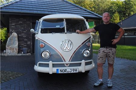 Der Leezdorfer Ernst Jakobs steht vor seinem restaurierten VW T1. Fotos: Marc Wenzel