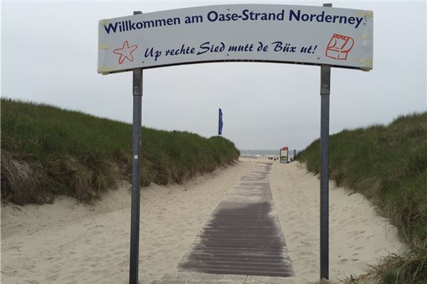 Frau aus Nordrhein-Westfalen stirbt bei Badeunfall auf Norderney Der Oase-Strand auf Norderney. Hier starb am Donnerstag eine Frau im Wasser.