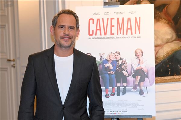 Der Schauspieler Moritz Bleibtreu steht beim einem Fototermin im Hotel "Bayerischer Hof" vor einem Kinoplakat. Bleibtreu spielt im Film «Caveman», der am 23.1. in München seine Premiere feiert, die Hauptrolle.