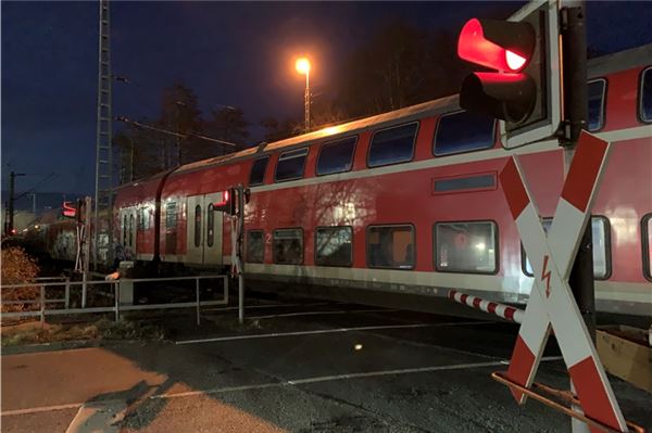 Der Steuerwagen des Regionalexpress aus Richtung Hannover sprang kurz nach Verlassen des Bahnhofes von der Schiene. Der Zug blieb auf der Strecke liegen und blockiert einen Bahnübergang.