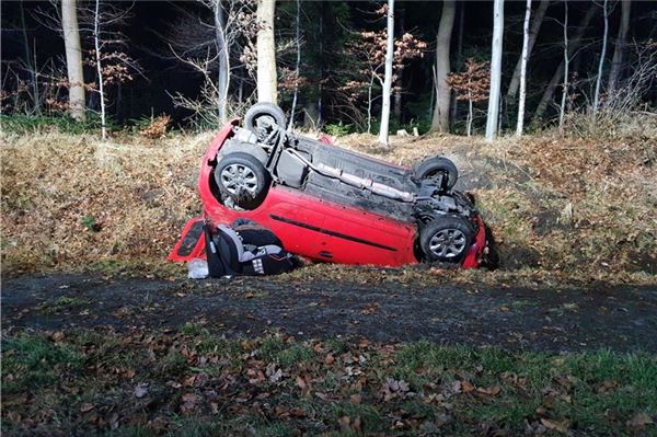 Fahrer verliert Kontrolle: Auto überschlägt sich Der Unfallwagen liegt auf dem Dach im Straßengraben.
