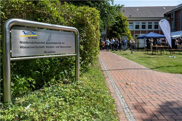 Umweltminister Christian Meyer besucht die Norden-Frisia und den NLWKN in Norddeich Der freudige Anlass der Einweihung wurde gestern bei Bratwurst und Kartoffelsalat gefeiert.