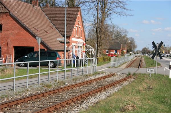 Die Bahnstrecke Aurich-Emden in Höhe Moordorf. Niemand will sie, beklagt ein Interessensverein.