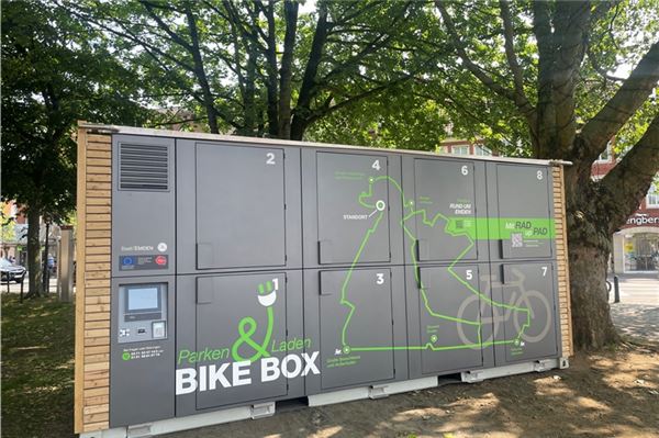 Die „Bike Box“ steht ab dem 28. Juni im Emder Stadtgarten. Die Boxen oben bieten eine Rampe, um das Fahrrad hinaufzuschieben.
