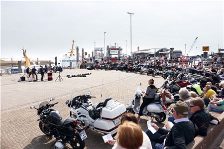 Die Bikes in Reih und Glied – die Helme als Kreuz. 